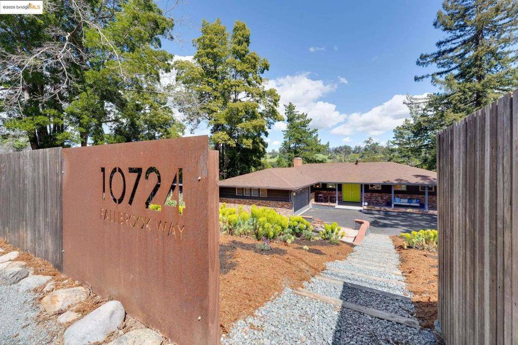 Oakland, CA 94605,10724 Fallbrook Way