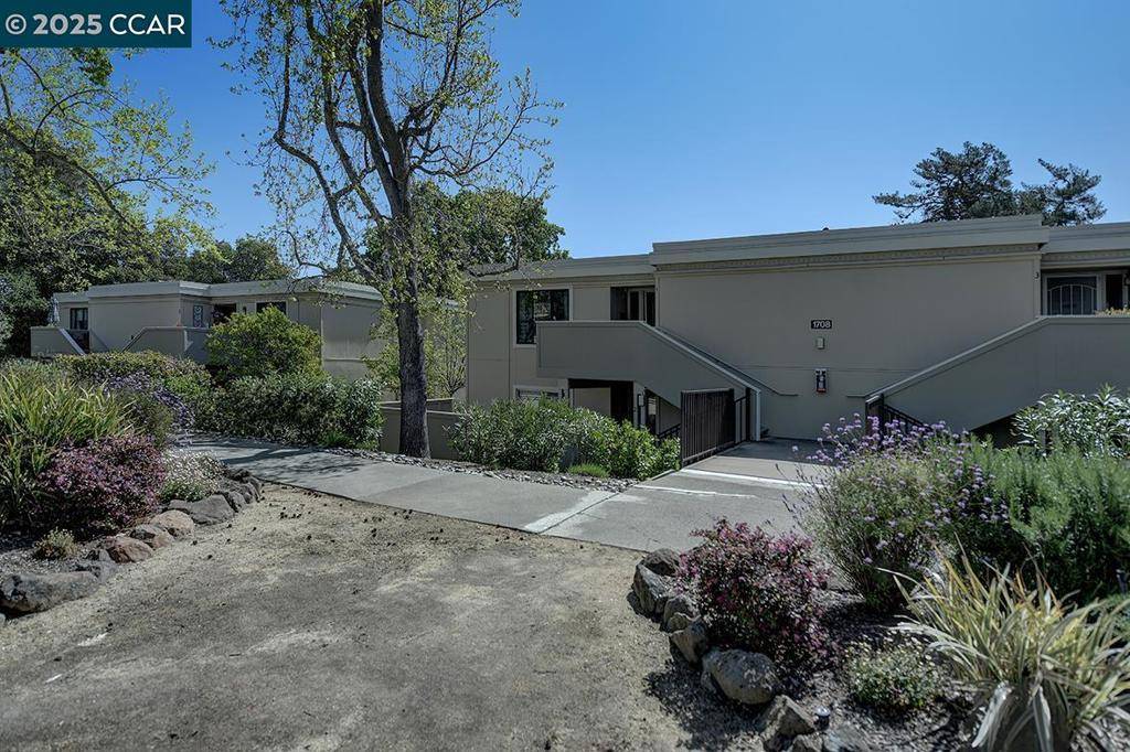 Walnut Creek, CA 94595,1708 Oakmont Dr #1