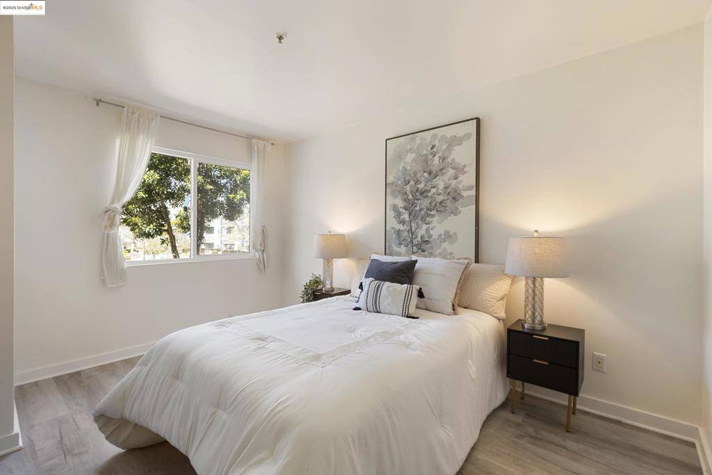 Emeryville, CA 92608-1011,6400 Christie Avenue #1211
