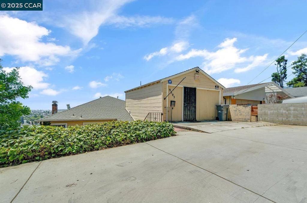 Oakland, CA 94605,9305 Burr St