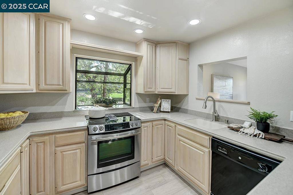 Walnut Creek, CA 94595,3112 Tice Creek Dr #1