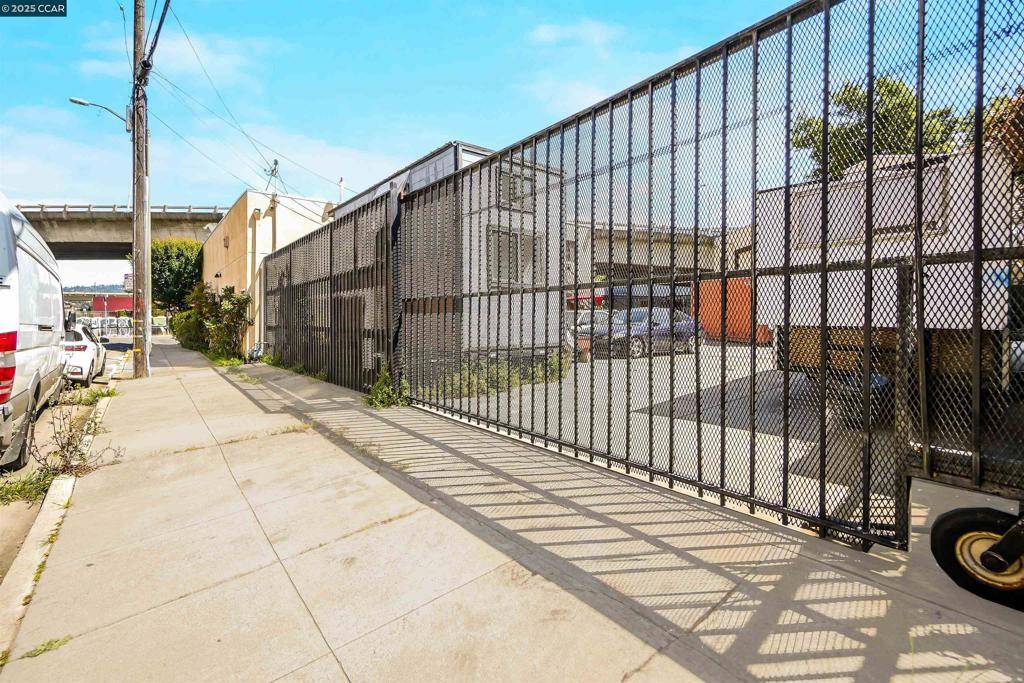 Oakland, CA 94606,1092 Calcot Place