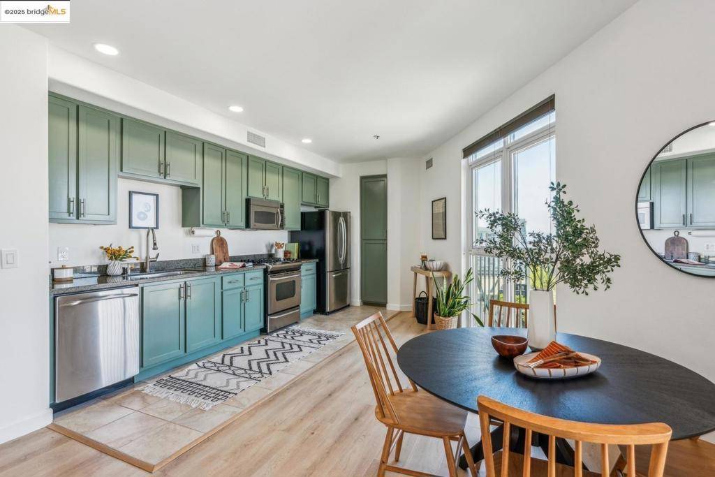 Oakland, CA 94607,423 7th ST #909