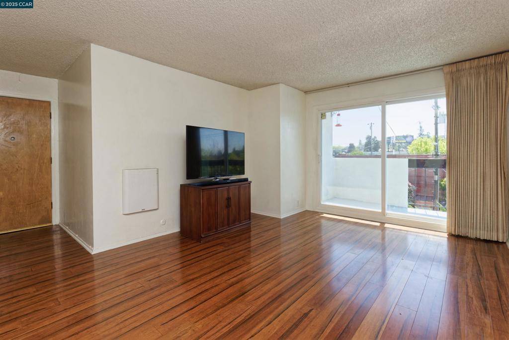 Oakland, CA 94611,4099 Howe Street #203