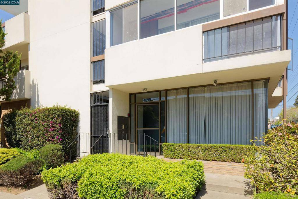 Oakland, CA 94611,4099 Howe Street #203