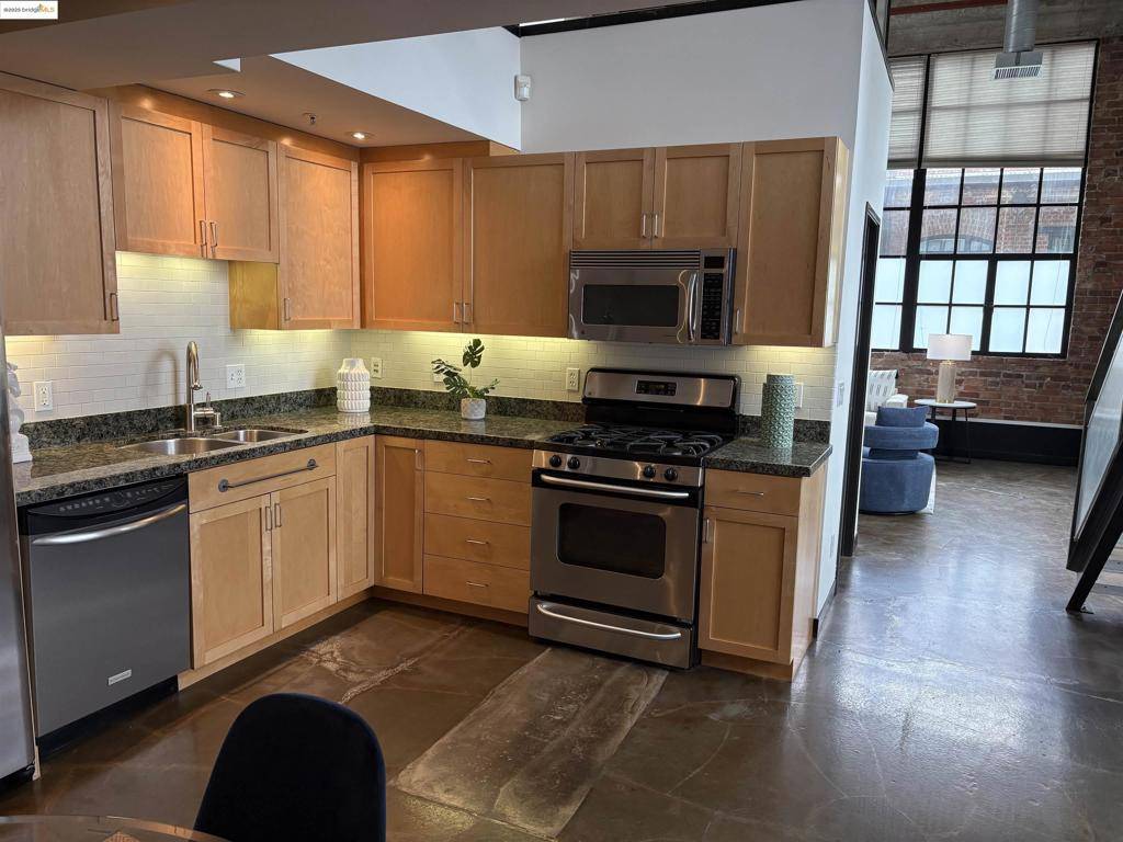 Oakland, CA 94606,425 E 11Th St #15
