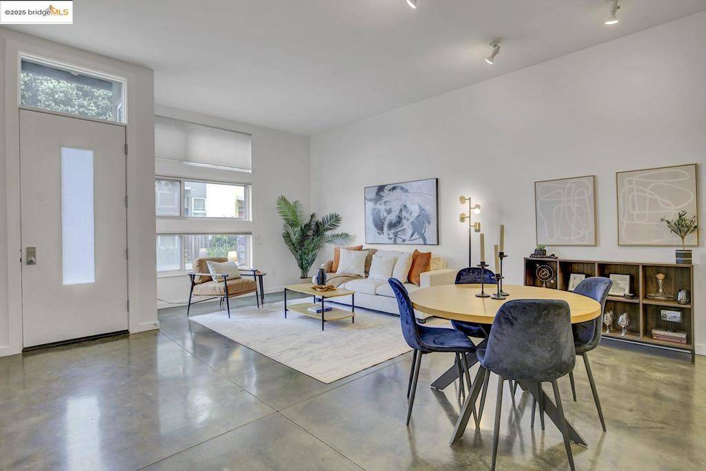 Oakland, CA 94608,4 Ealing Lane