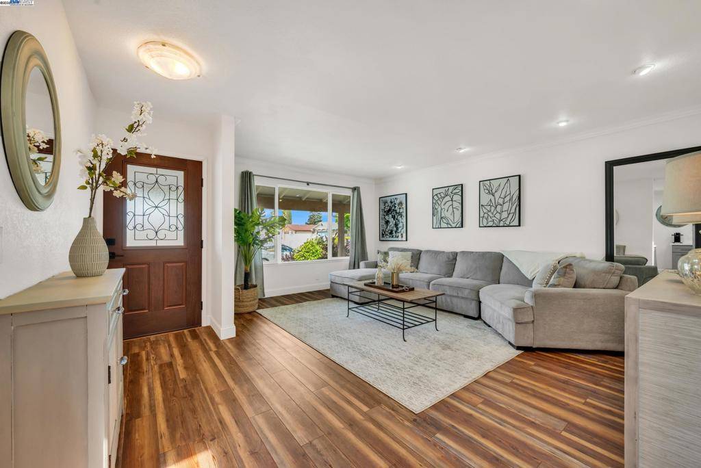Newark, CA 94560,38243 Manzanita St