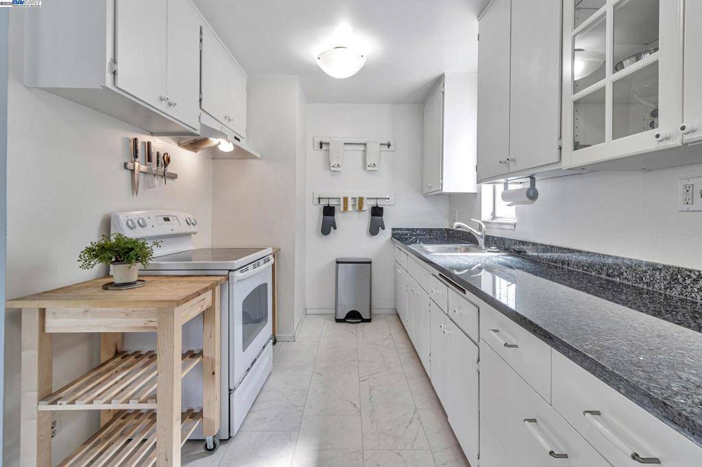 Oakland, CA 94611,3877 Howe St #106