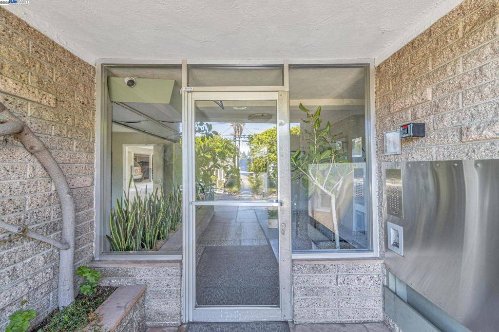 Oakland, CA 94611,3877 Howe St #106
