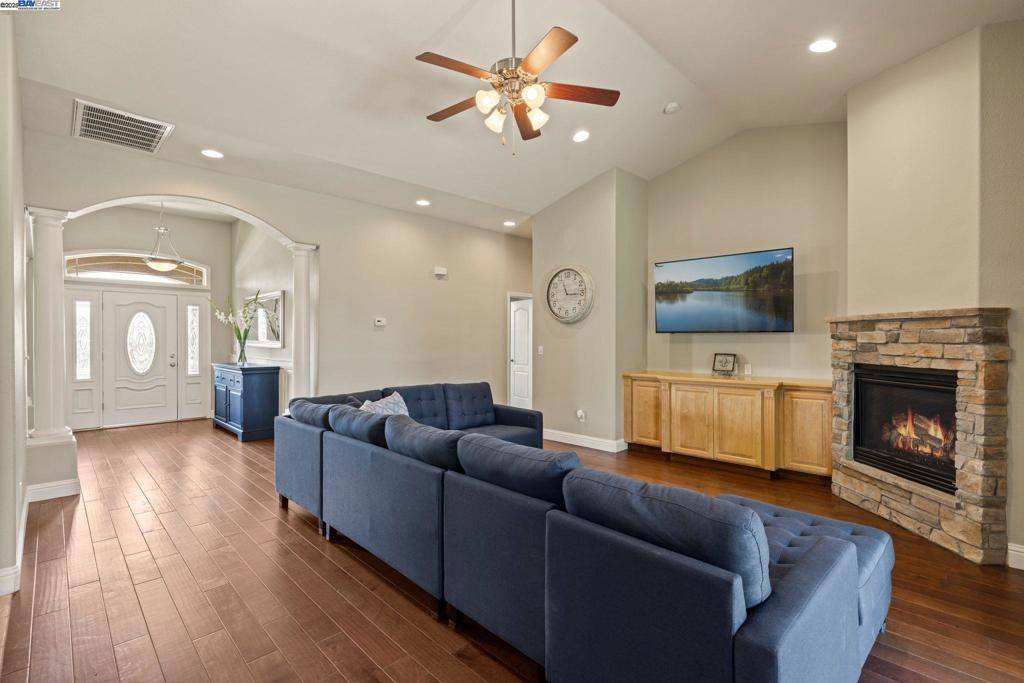 Ripon, CA 95366,257 E Milgeo Ave
