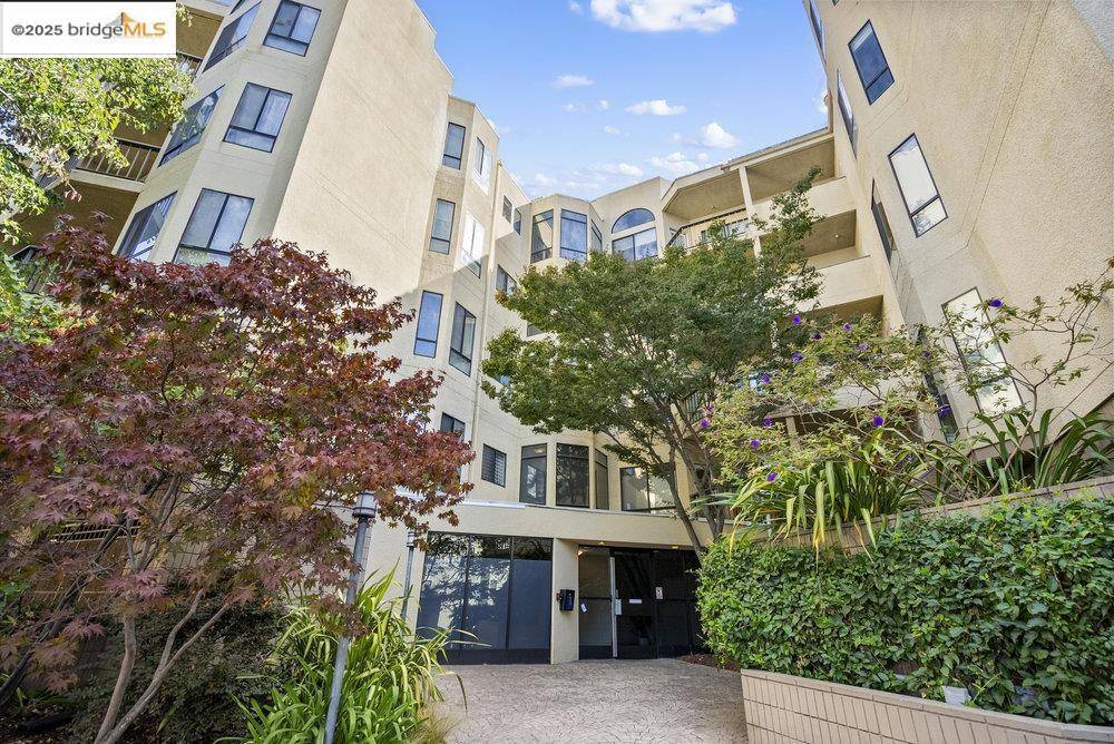 Oakland, CA 94610,330 Park View Ter #104