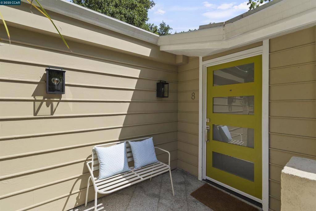 Orinda, CA 94563,8 La Campana Rd