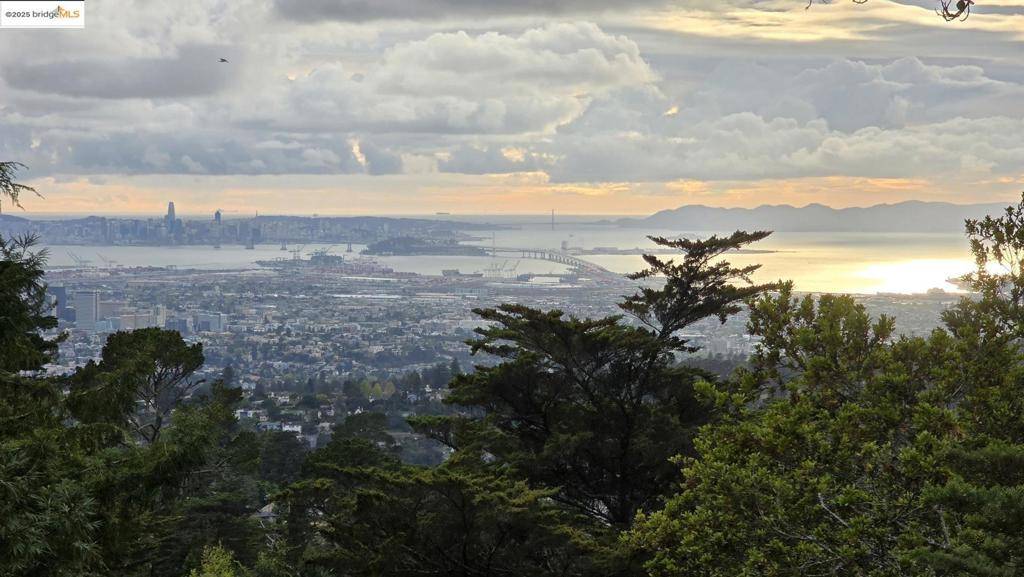 Oakland, CA 94611,9175 Skyline BLVD