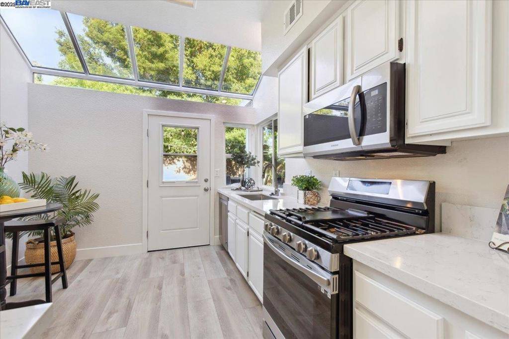 Pleasanton, CA 94588,2211 Oakland Ave