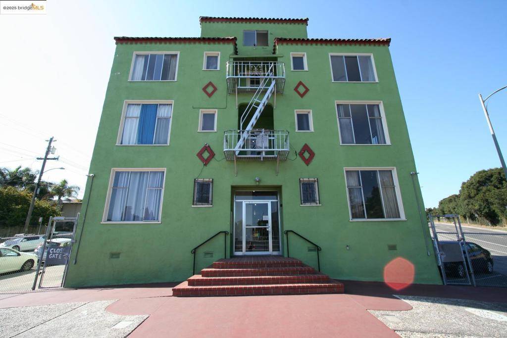 Oakland, CA 94602,1458 E 33rd Street