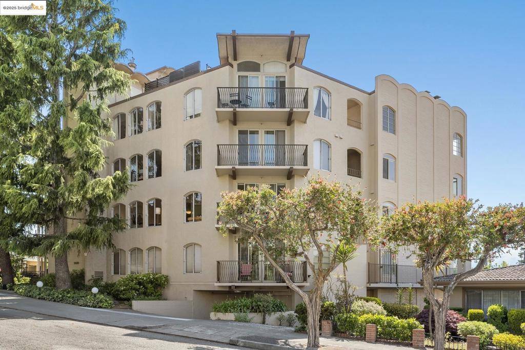 Oakland, CA 94618,5405 Carlton St #203