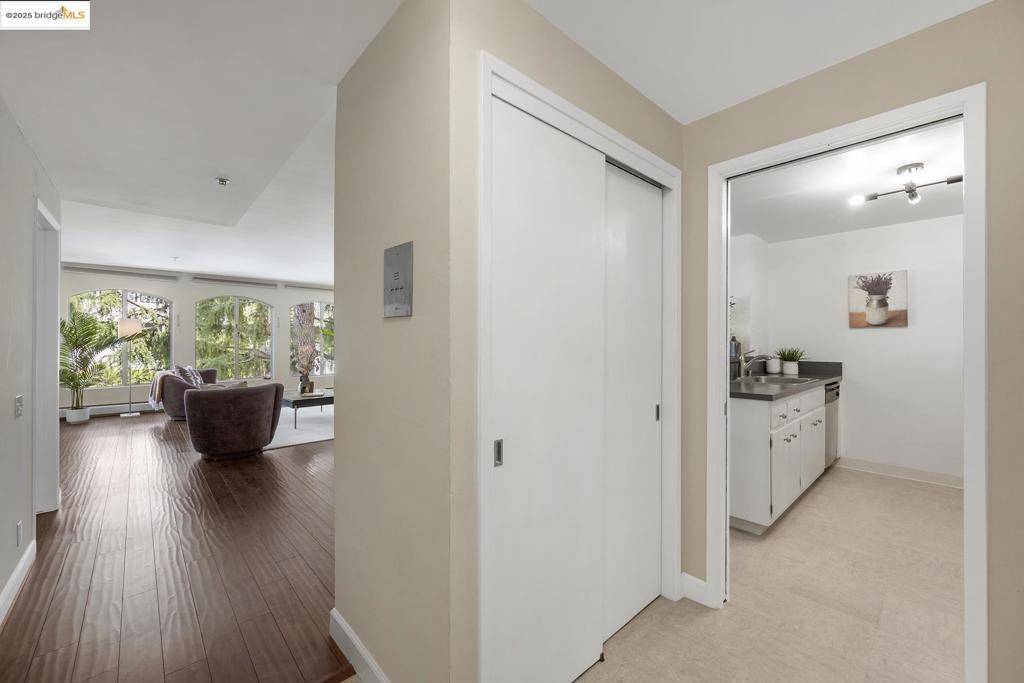 Oakland, CA 94618,5405 Carlton St #203