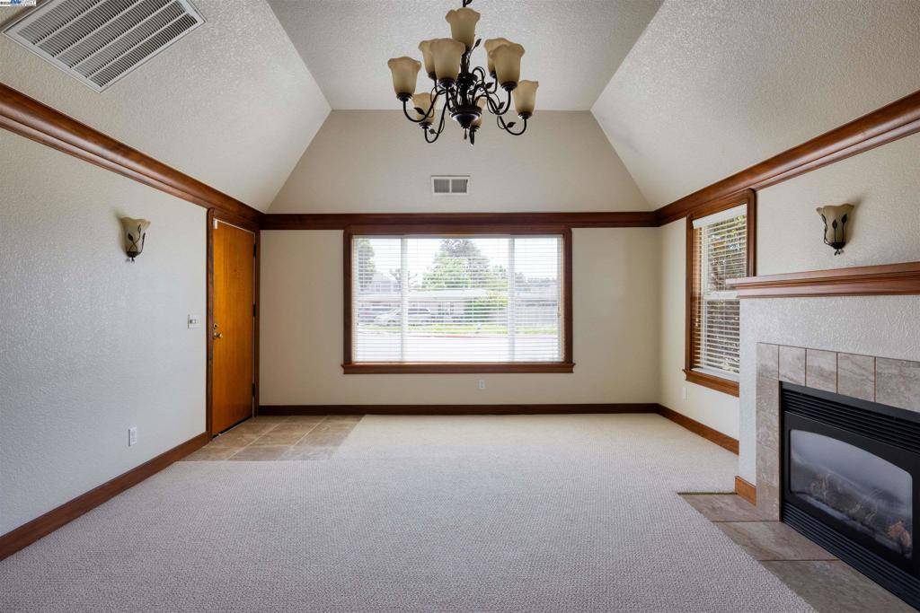 Vallejo, CA 94590,1637 Lemon St