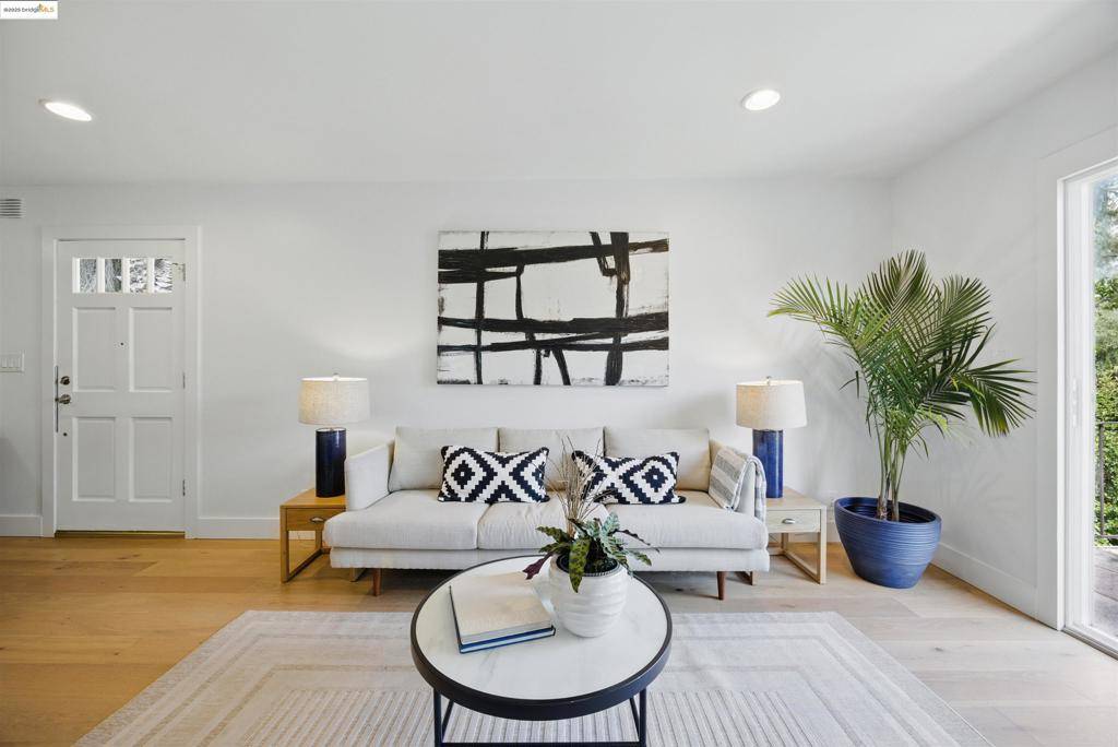 Oakland, CA 94602,2028 Damuth St #4