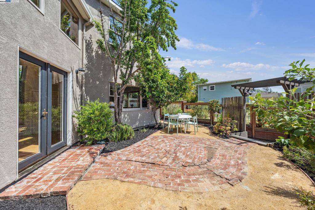 Berkeley, CA 94709,1417 Oxford St #2