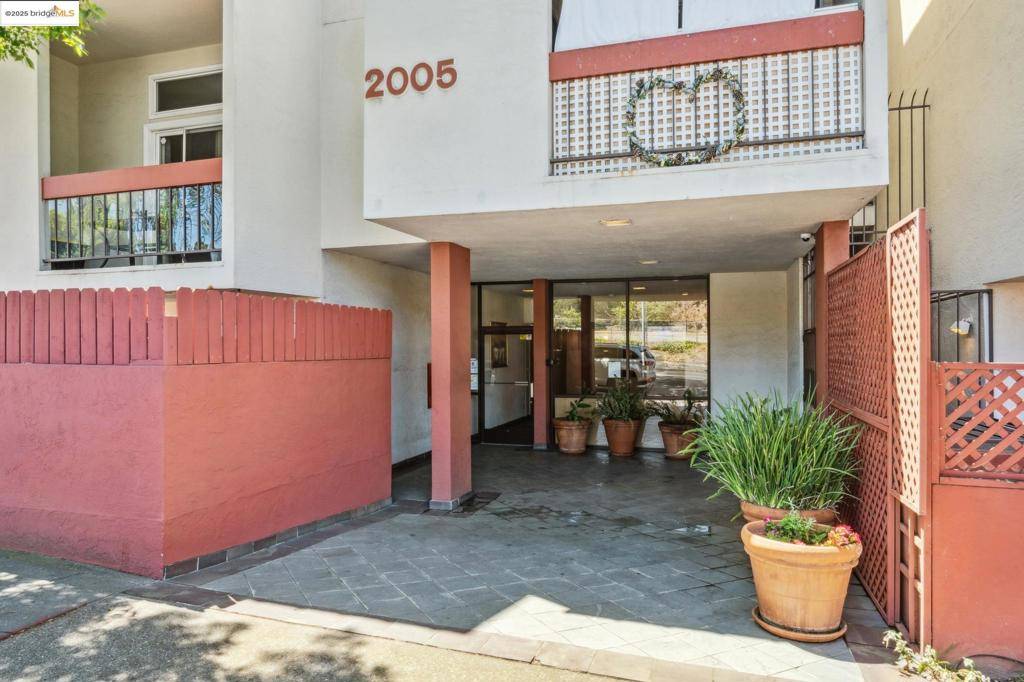 Oakland, CA 94611,2005 Pleasant Valley #113