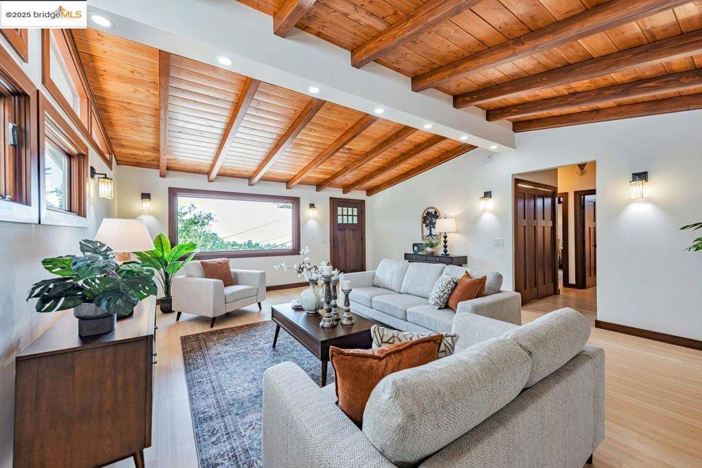 Oakland, CA 94611,6815 Paso Robles Dr