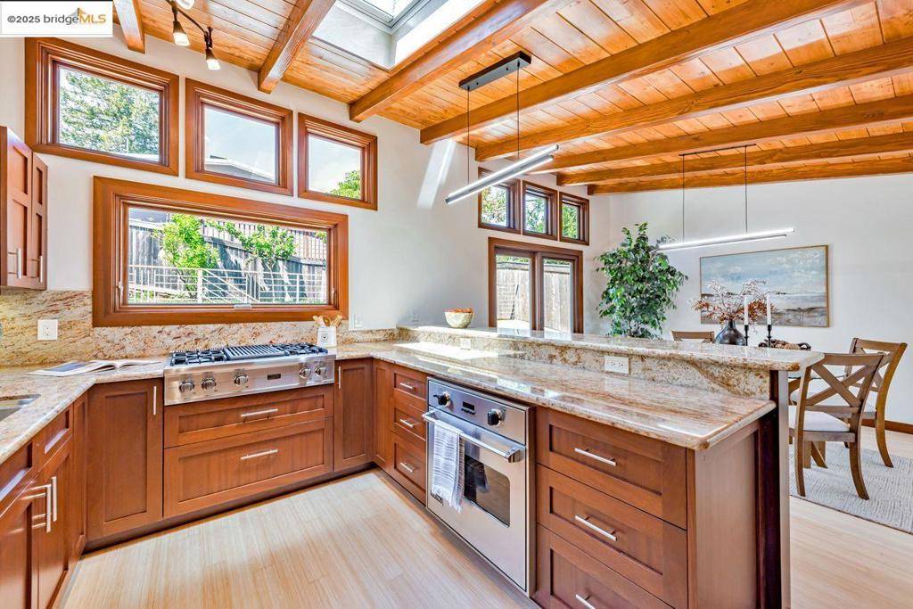 Oakland, CA 94611,6815 Paso Robles Dr