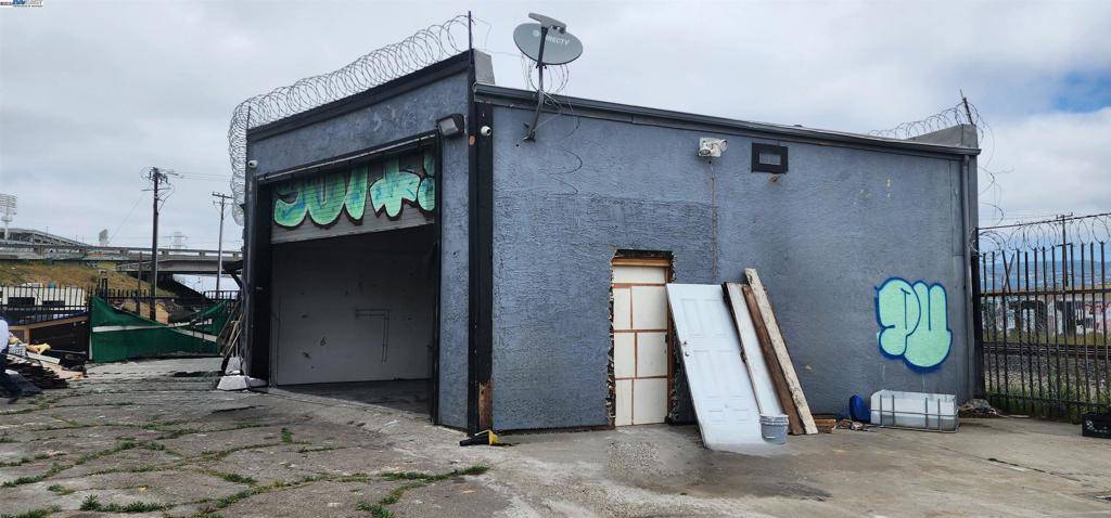 Oakland, CA 94621,698 Hegenberger Rd