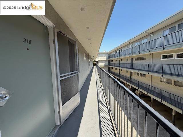 Oakland, CA 94611,3877 Howe St #210