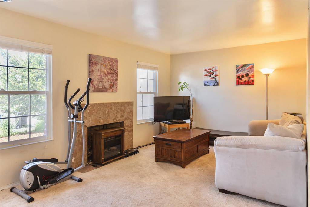 Fremont, CA 94555,33010 Lake Mead Dr