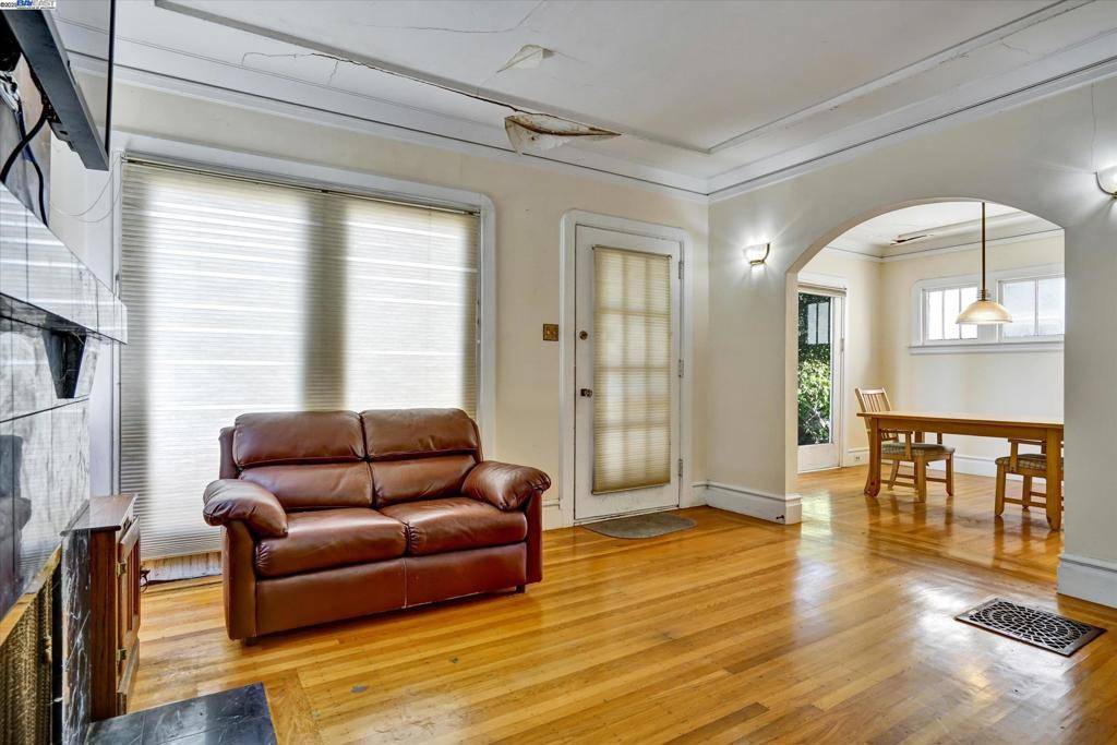 Oakland, CA 94618,5378 Broadway