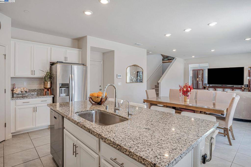 Vacaville, CA 95687,859 Helmsley Dr