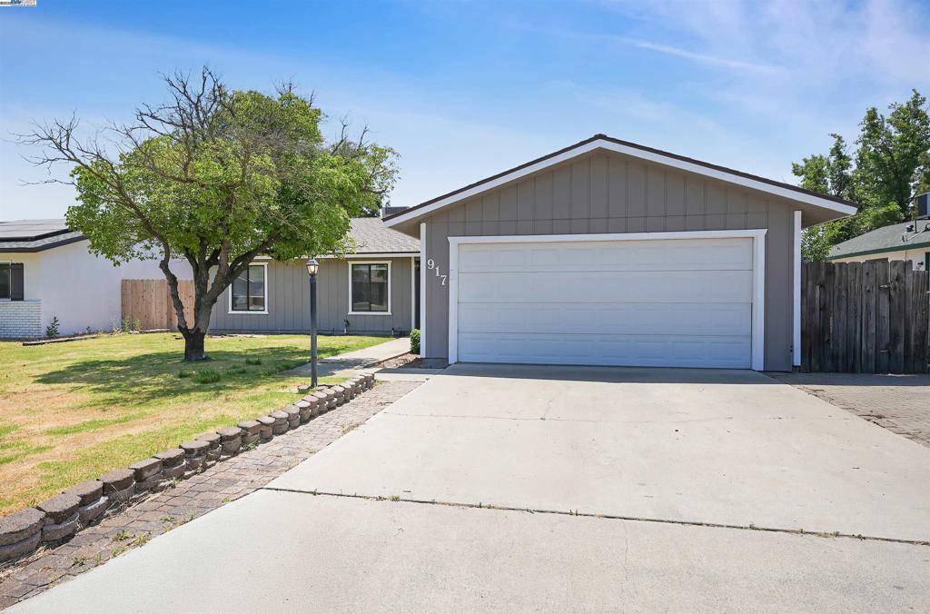 Hanford, CA 93230,917 Moffat Dr