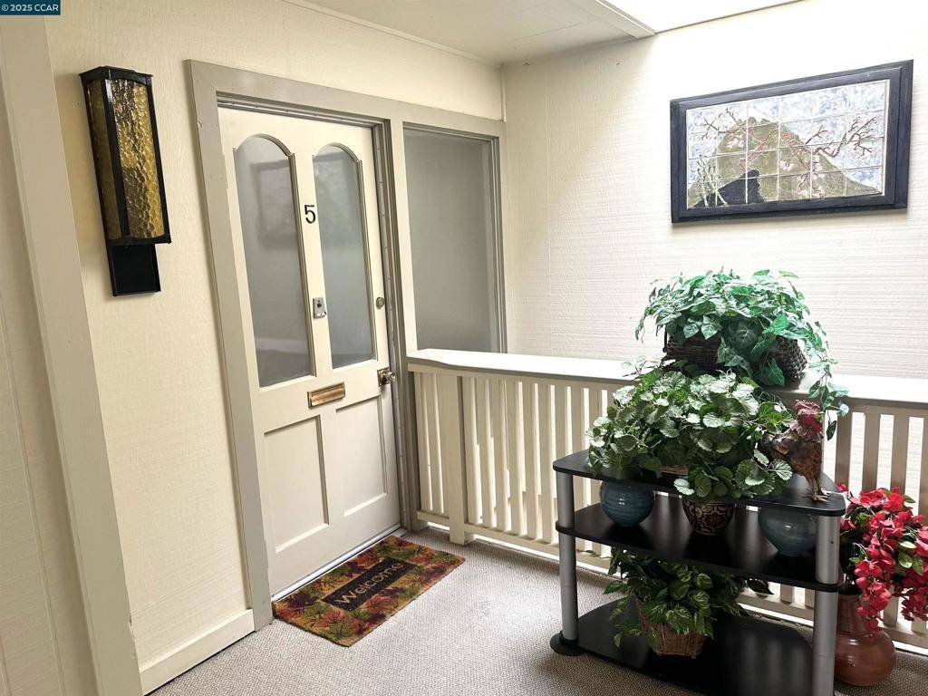 Walnut Creek, CA 94595,1601 Oakmont Dr #5