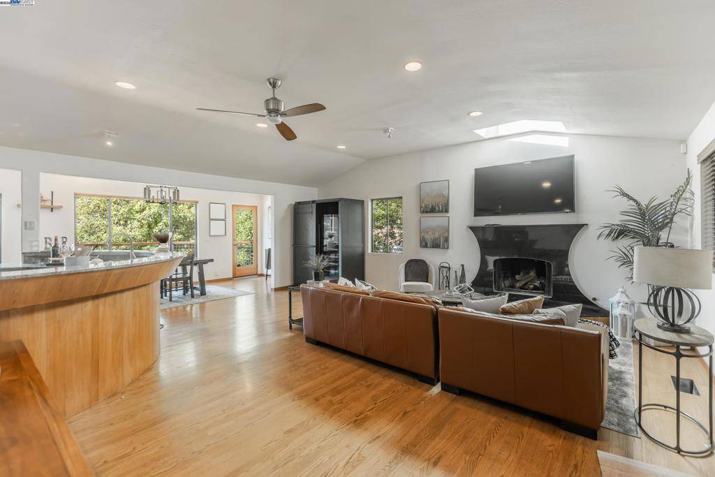 Oakland, CA 94611,373 Taurus Ave