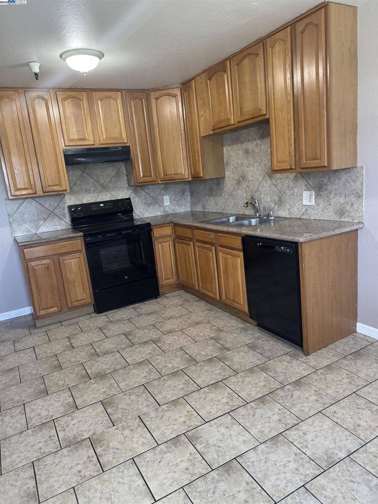 Oakland, CA 94603,9437 Peach Street