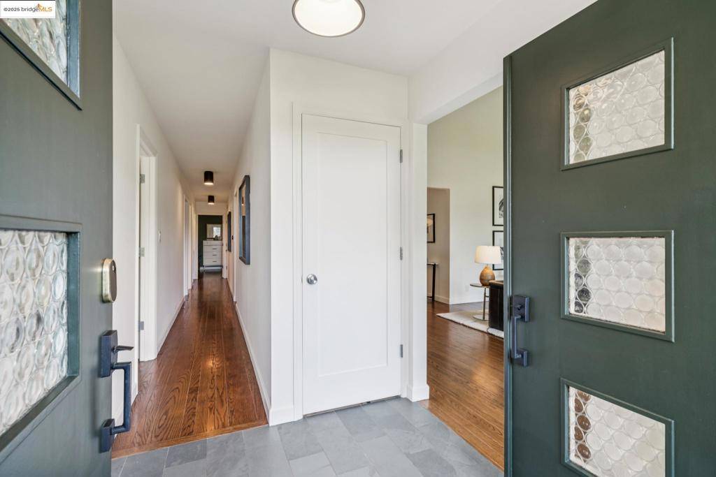 Oakland, CA 94611,6738 Aitken Dr