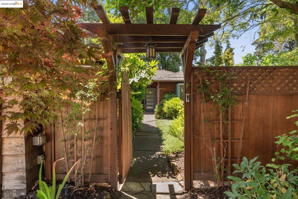 Berkeley, CA 94708,1270 Queens Rd