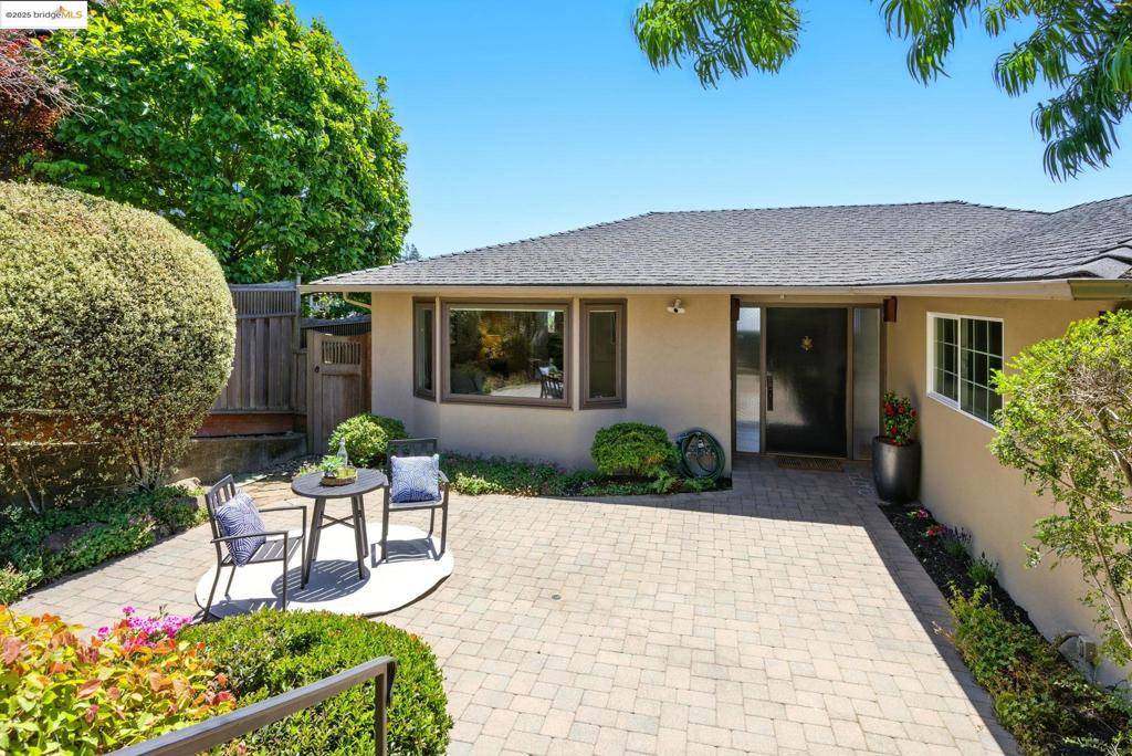 Oakland, CA 94611,25 Holyrood Manor