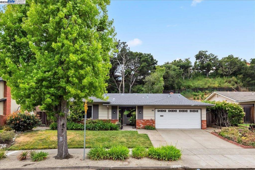 Oakland, CA 94605,8161 Surrey Ln