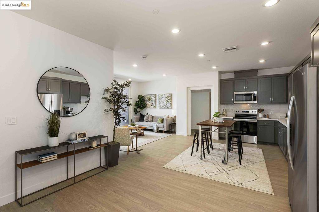 Hayward, CA 94544,500 Somi CT #310