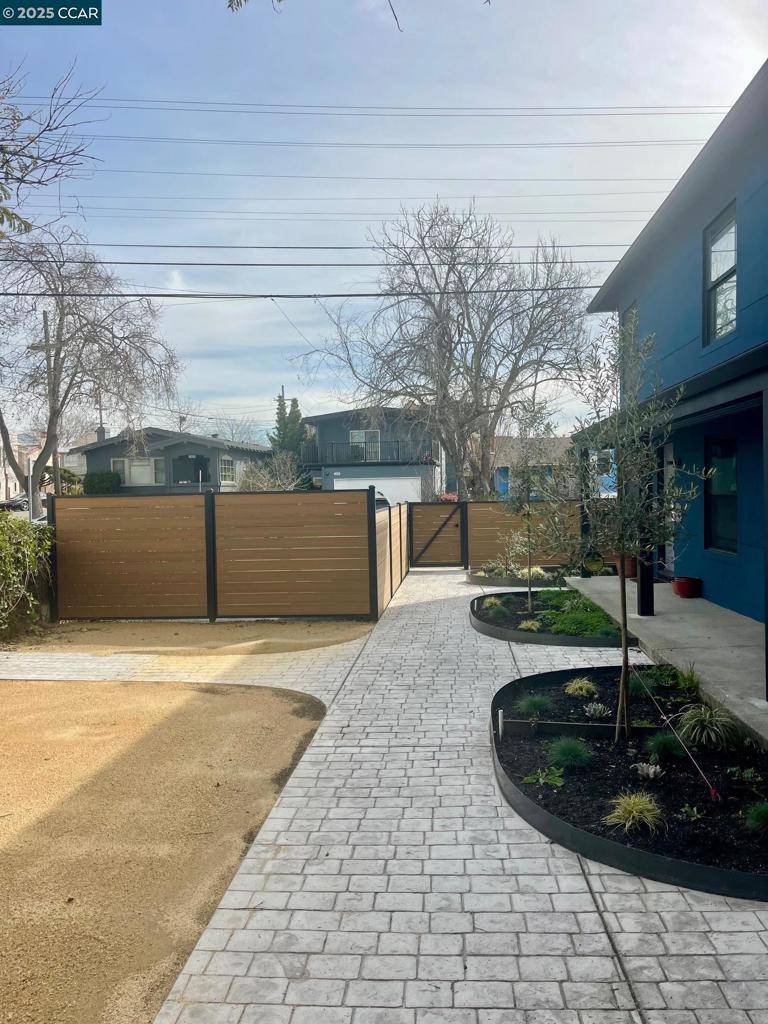 Berkeley, CA 94702,1329 Hopkins St