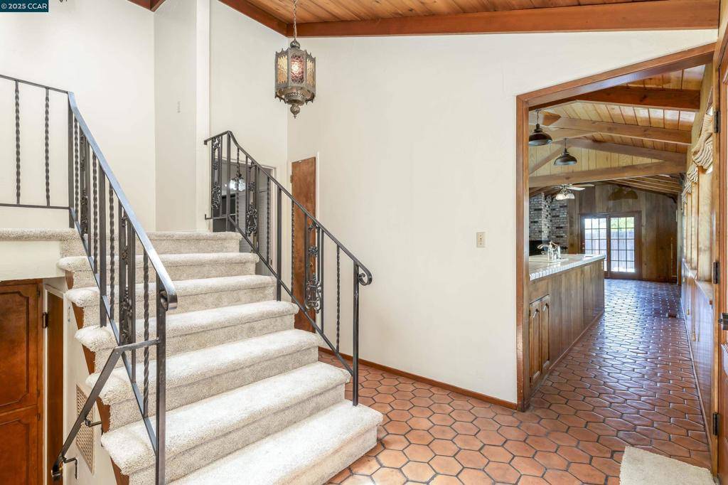 El Sobrante, CA 94803,6180 HILLSIDE DRIVE