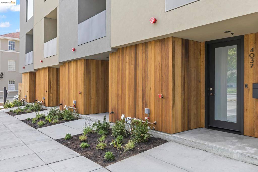 Oakland, CA 94602,1235 Hampel St.