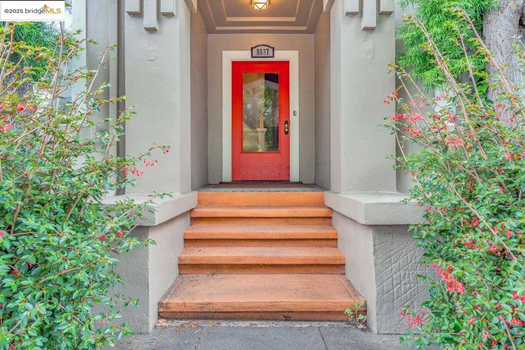 Oakland, CA 94618,5537 Claremont Ave