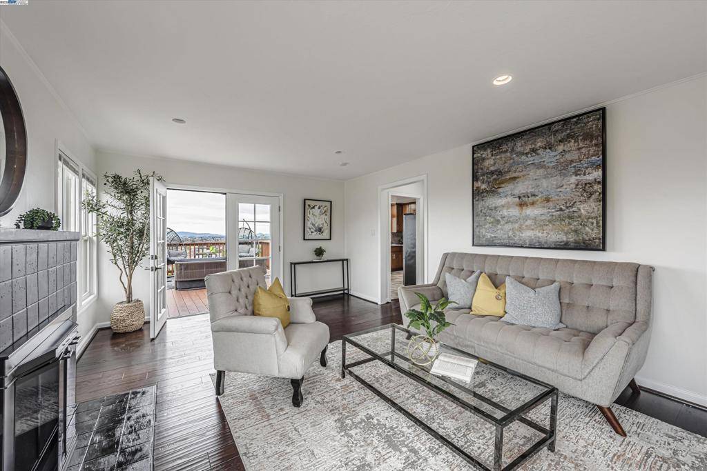 Oakland, CA 94605,9883 Lawlor St