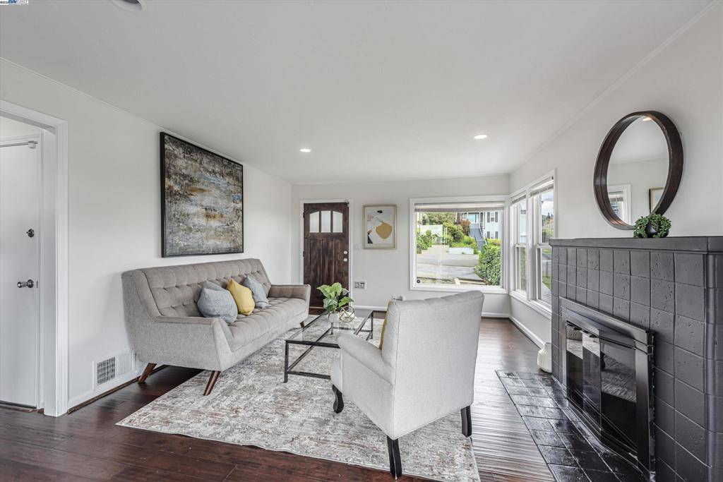 Oakland, CA 94605,9883 Lawlor St