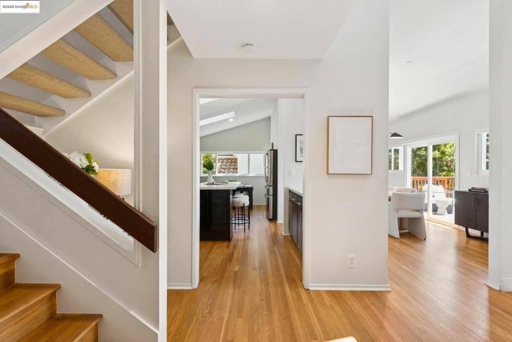 Oakland, CA 94602,4393 Bridgeview Dr