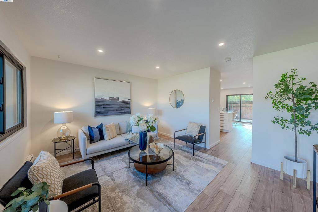 Rohnert Park, CA 94928,217 College View Dr